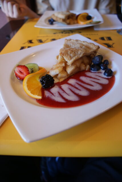 Tarte aux pommes dans un restaurant
