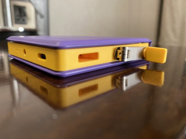De gauche à droite : micro, prise Jack, port USB-C et tout le côté manivelle