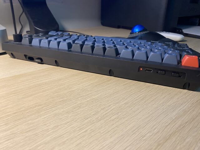 Vue arrière du clavier Keychron V1 Max.