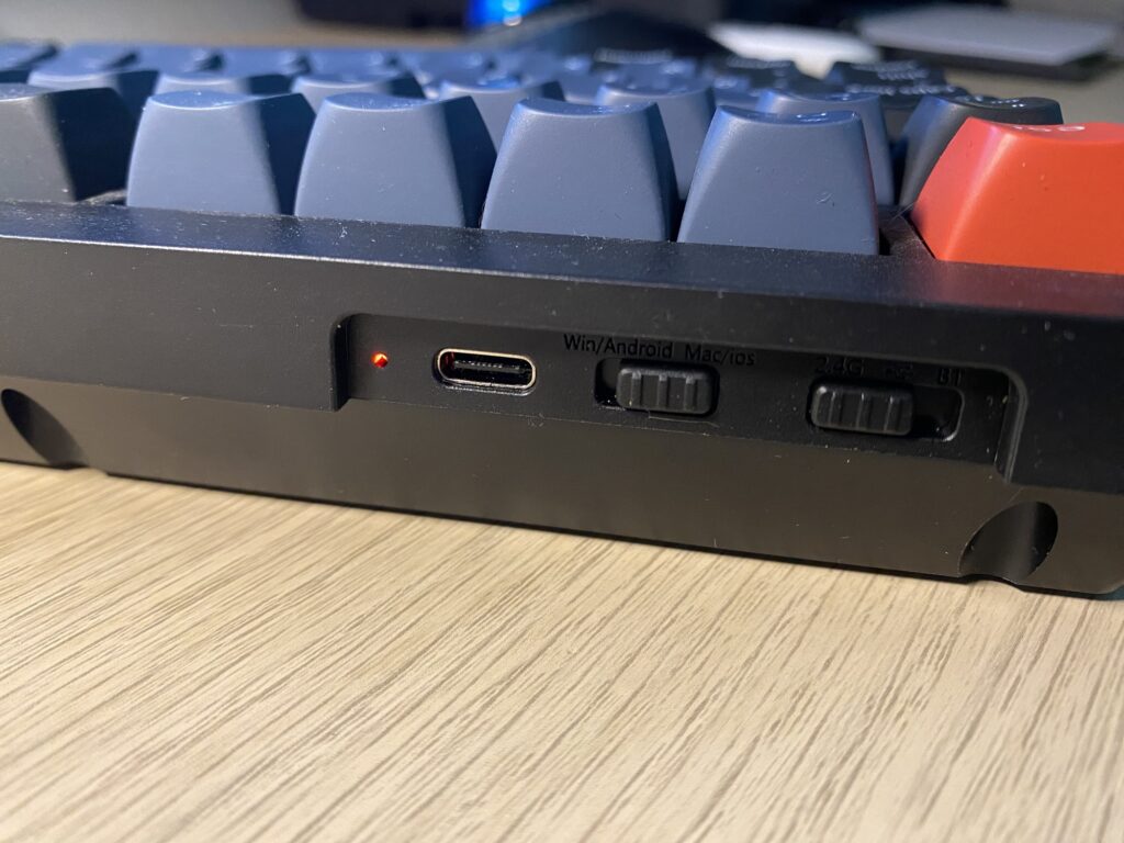 Vue arrière du clavier Keychron V1 Max avec le connecteur USB-C, la configuration Windows/macOS et le réglage de connexion 2.4 GHz, filaire ou Bluetooth.