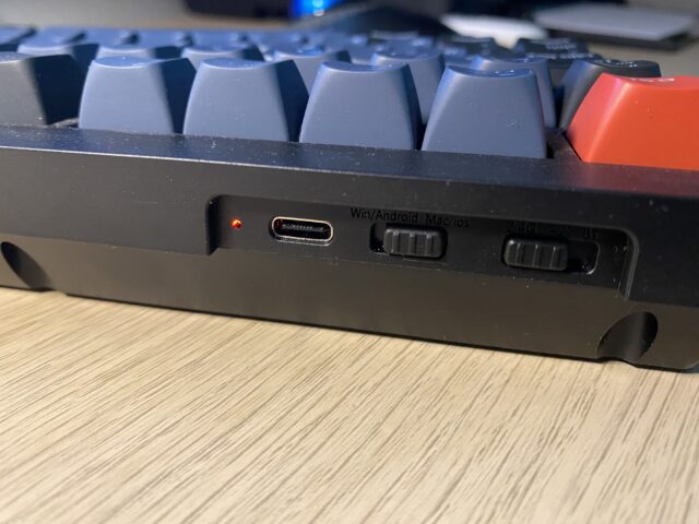 Vue arrière du clavier Keychron V1 Max avec le connecteur USB-C, la configuration Windows/macOS et le réglage de connexion 2.4 GHz, filaire ou Bluetooth.