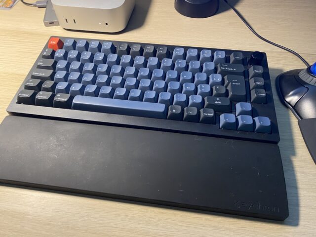 Clavier Keychron V1 Max et repose poignet en silicone sur un bureau.