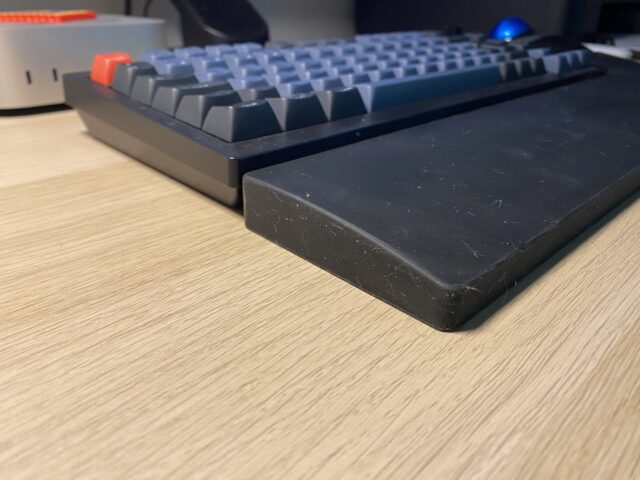 Clavier Keychron V1 Max et repose poignet en silicone sur un bureau où l'on voit également un Mac mini et un trackball Kensington.