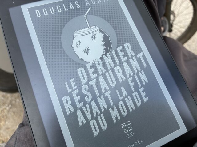 Couverture du Dernier restaurant avant la fin du monde de Douglas Adams, version numérique chez Denoël