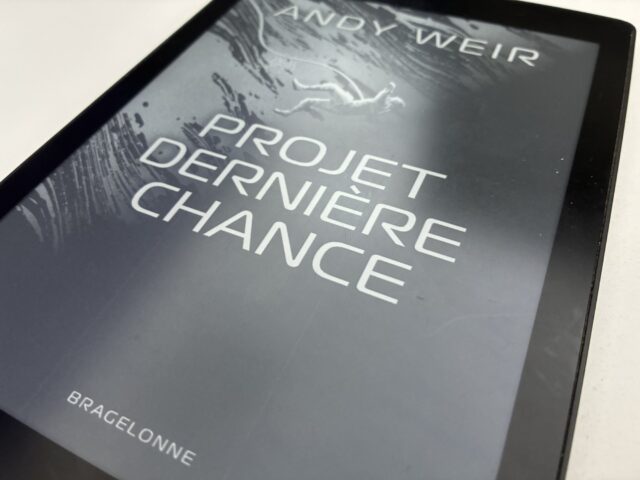 Couverture du roman Projet dernière chance d’Andy Wier sur une liseuse noir & blanc.