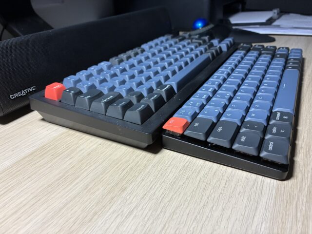 A gauche, clavier Keychron V1 Max. A droite, modèle K7 Pro de la même marque.