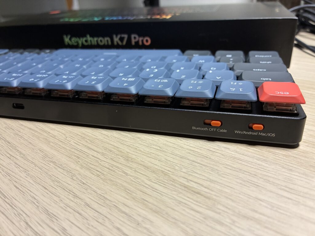 Vue arrière du Keychron K7 Pro : prise USB-C et interrupteurs : bluetooth/off/câble et Windows-Android/Mac-iOS.