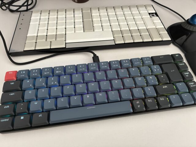 Clavier TypeMatrix 2030 en arrière plan et clavier mécanique Keychron K7 Pro allumé au premier plan