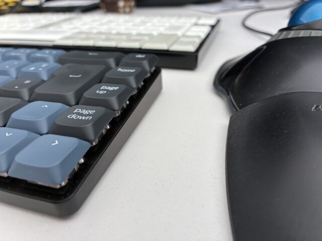 Comparaison d'épaisseur TypeMatrix 2030 & Keychron K7 Pro
