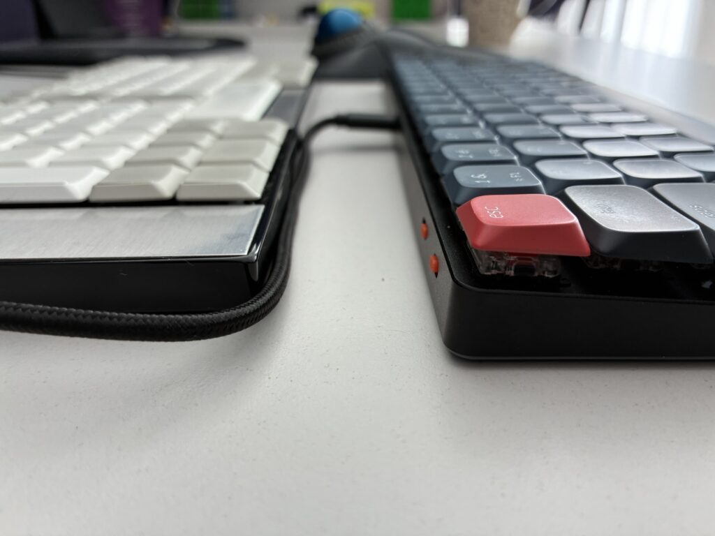 Comparaison d'épaisseur TypeMatrix 2030 & Keychron K7 Pro